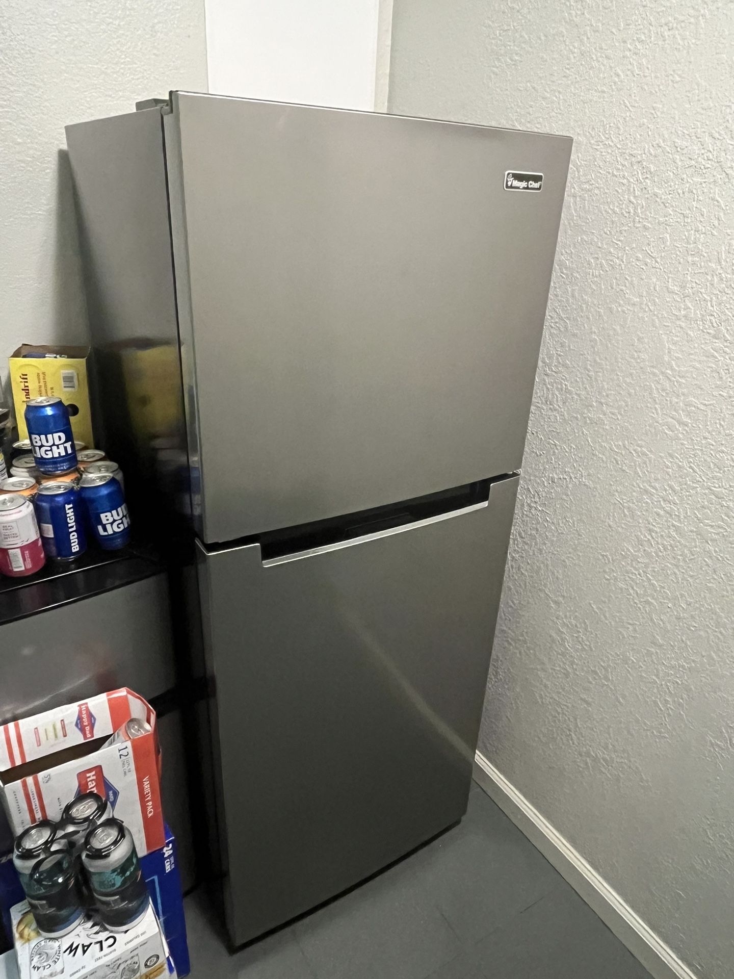 Magic Chef Fridge / Freezer: Large (Home Depot)