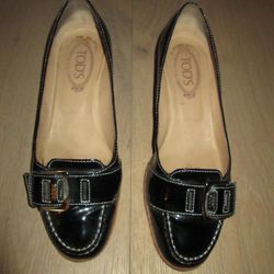 TOD’S Black Patent Leather heeled loafers