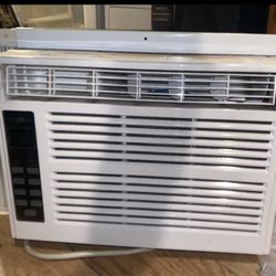 Whirlpool Window Air Conditioner 6000 btu / Missing Remote 