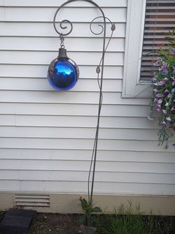 7 ft. Yard Art w/ glass mirror collectable ball