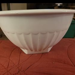 VINTAGE MILK GLASS RIBBED MIXING BOWL SQUARE BOTTOM ROLLED EDGE 6 1/2" good condition


M9