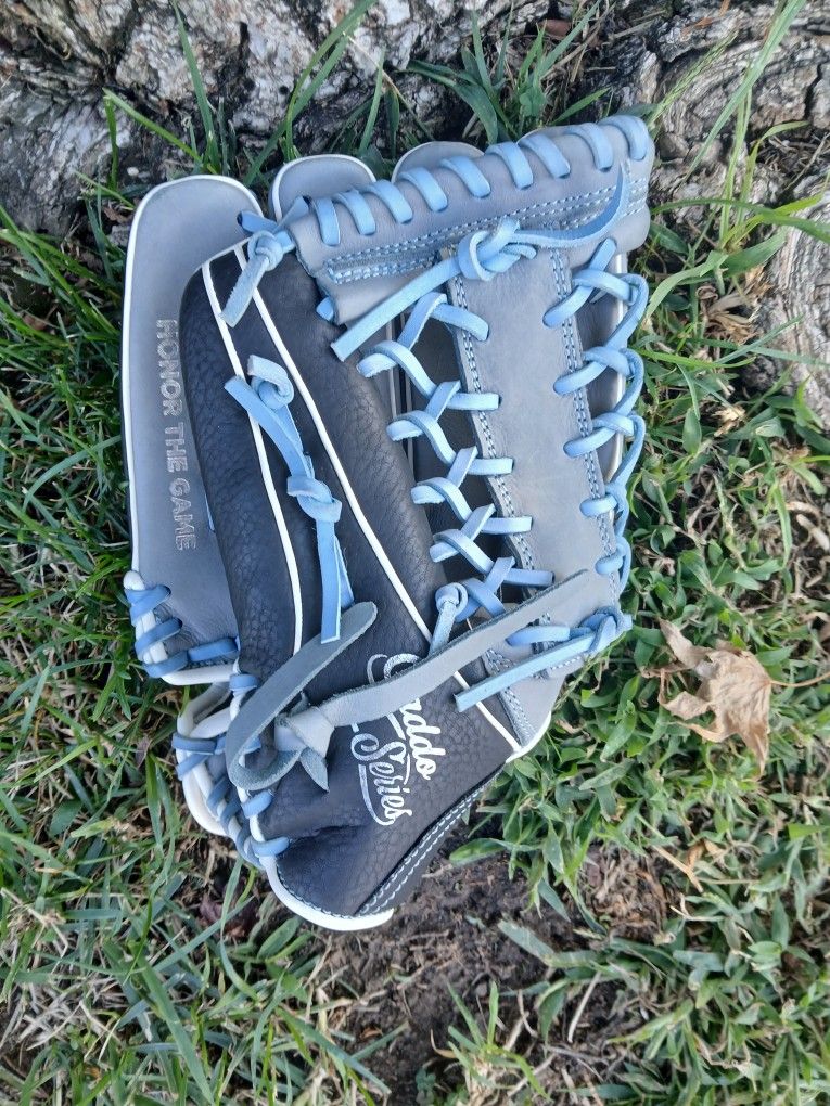 Marucci Softball/Baseball Glove ( SEE PICS) LOCATED IN GLENDORA 