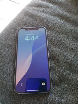iPhone 12 de 128 GB casi Nuevo de At&T no se si esta liverado tiene malo donde se carga pero trabaja con inalanbrico  cargador en perfectas condicione