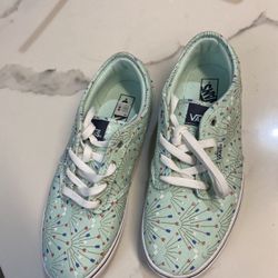 New Women’s Vans Size 8.5