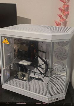 Hyte Y70 PC Case