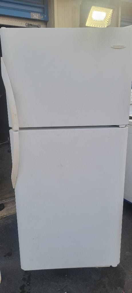 FRIGIDAIRE REFRIGERATOR (DELIVERY AVAILABLE)