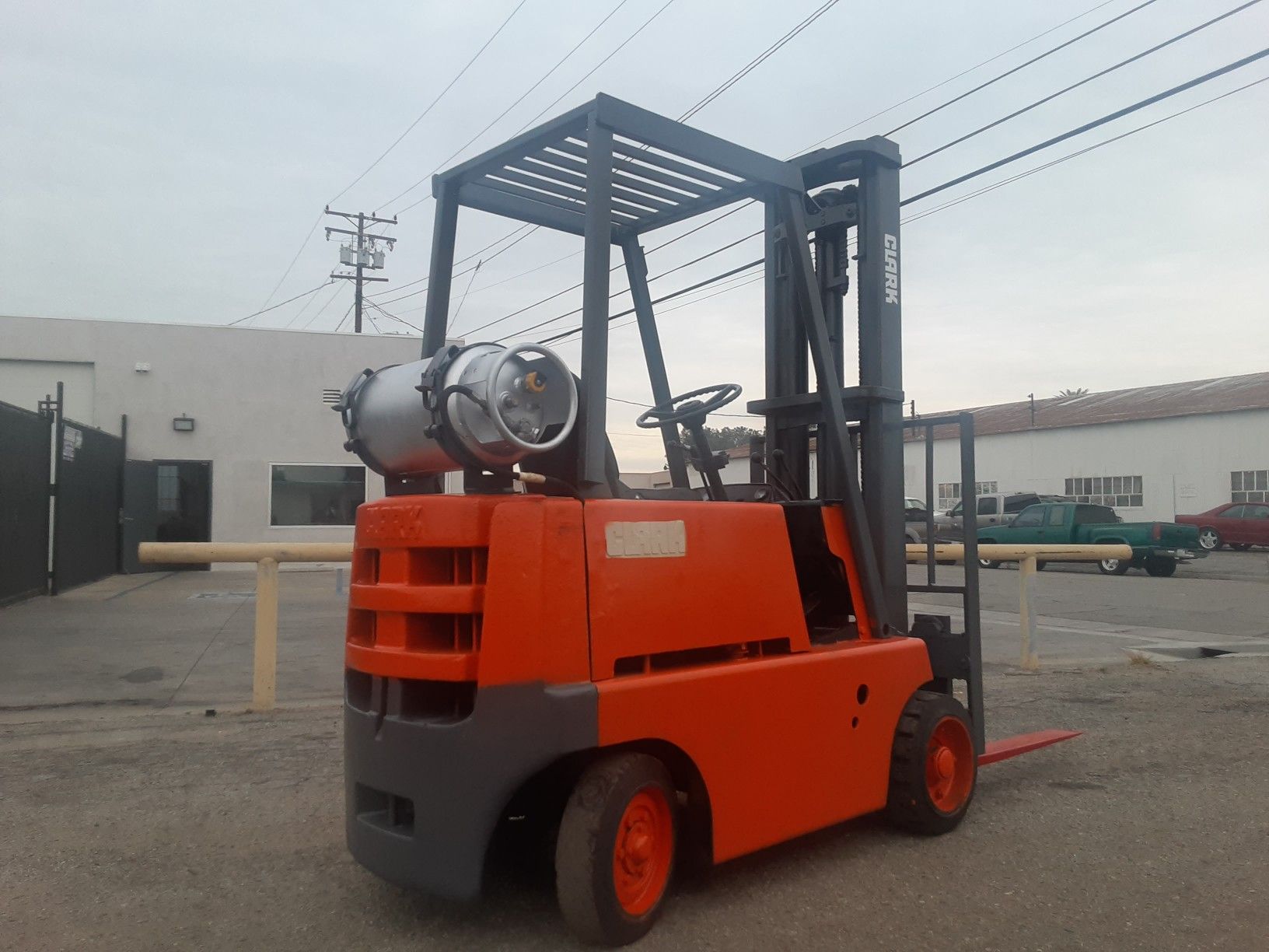 FORKLIFT "CLARK" 4500-LB CAPACITY $2,590!!!! AUTOMATIC %100 ISSUE FREE!!!! $2,590