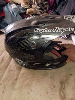 helmet    (M)