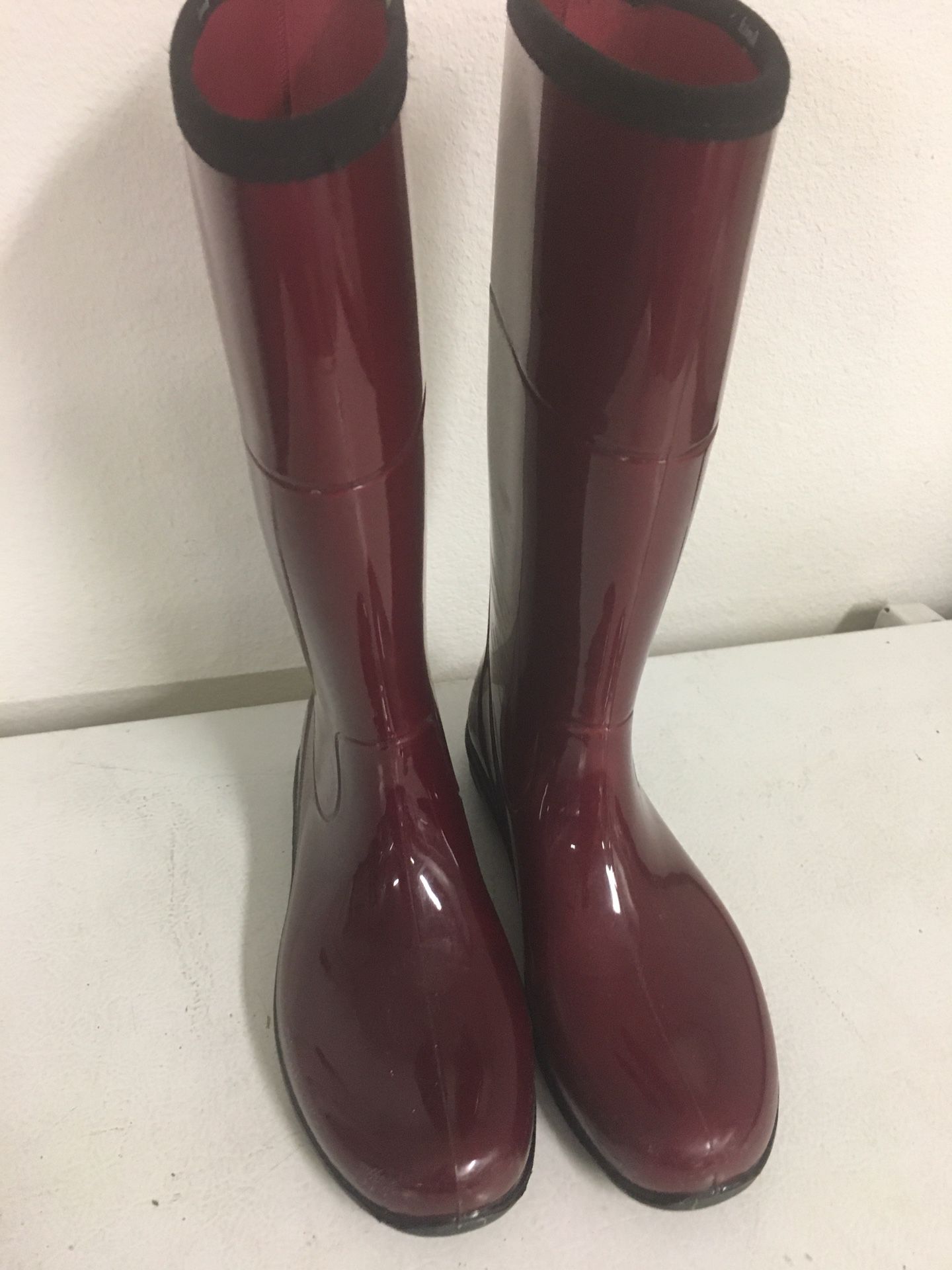 Women’s size 9 Kamik red rain boots