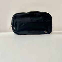 Lululemon Women’s Everywhere Belt Bag 1L Color- Black 
