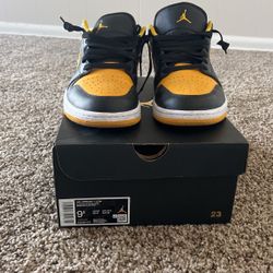 Jordan 1 Lows Sz 9.5