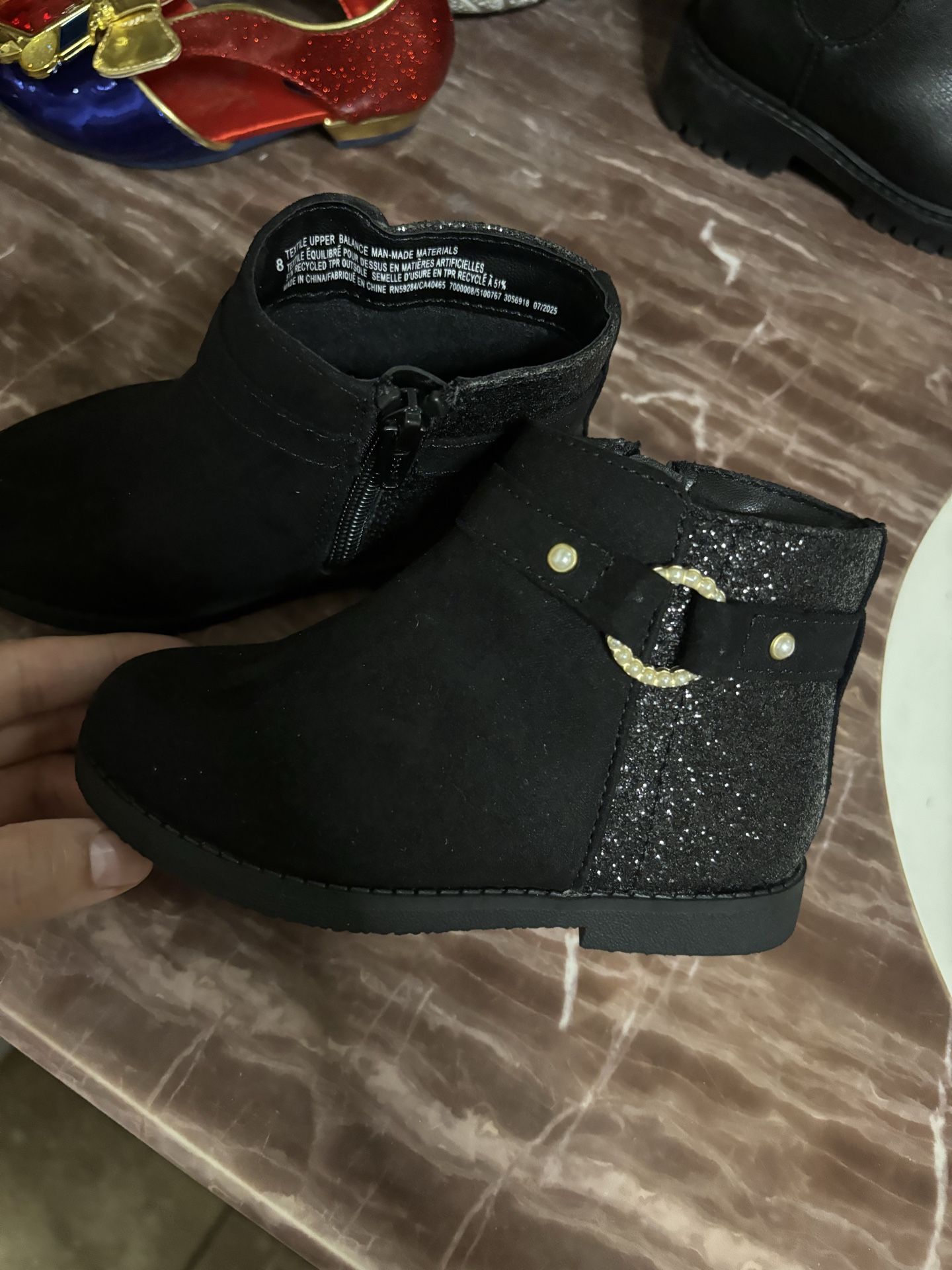 Children place boots 8c
