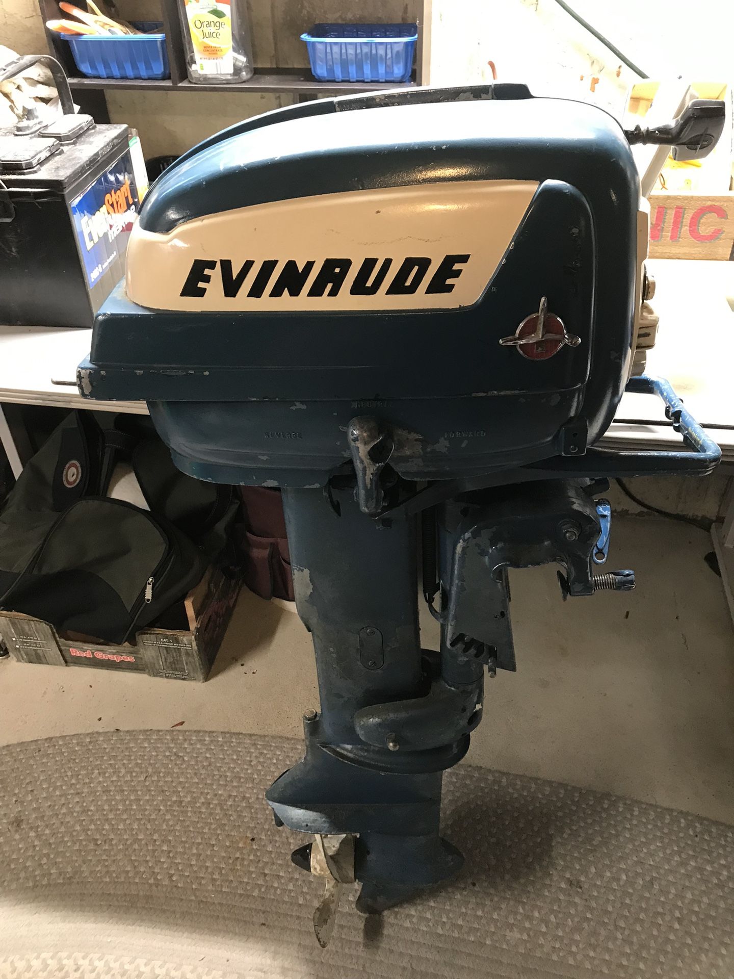 VINTAGE EVINRUDE OUTBOARD MOTOR