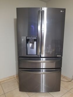 Beautiful LG refrigerator with plenty of space, 6-month warranty we deliver and install it for free...