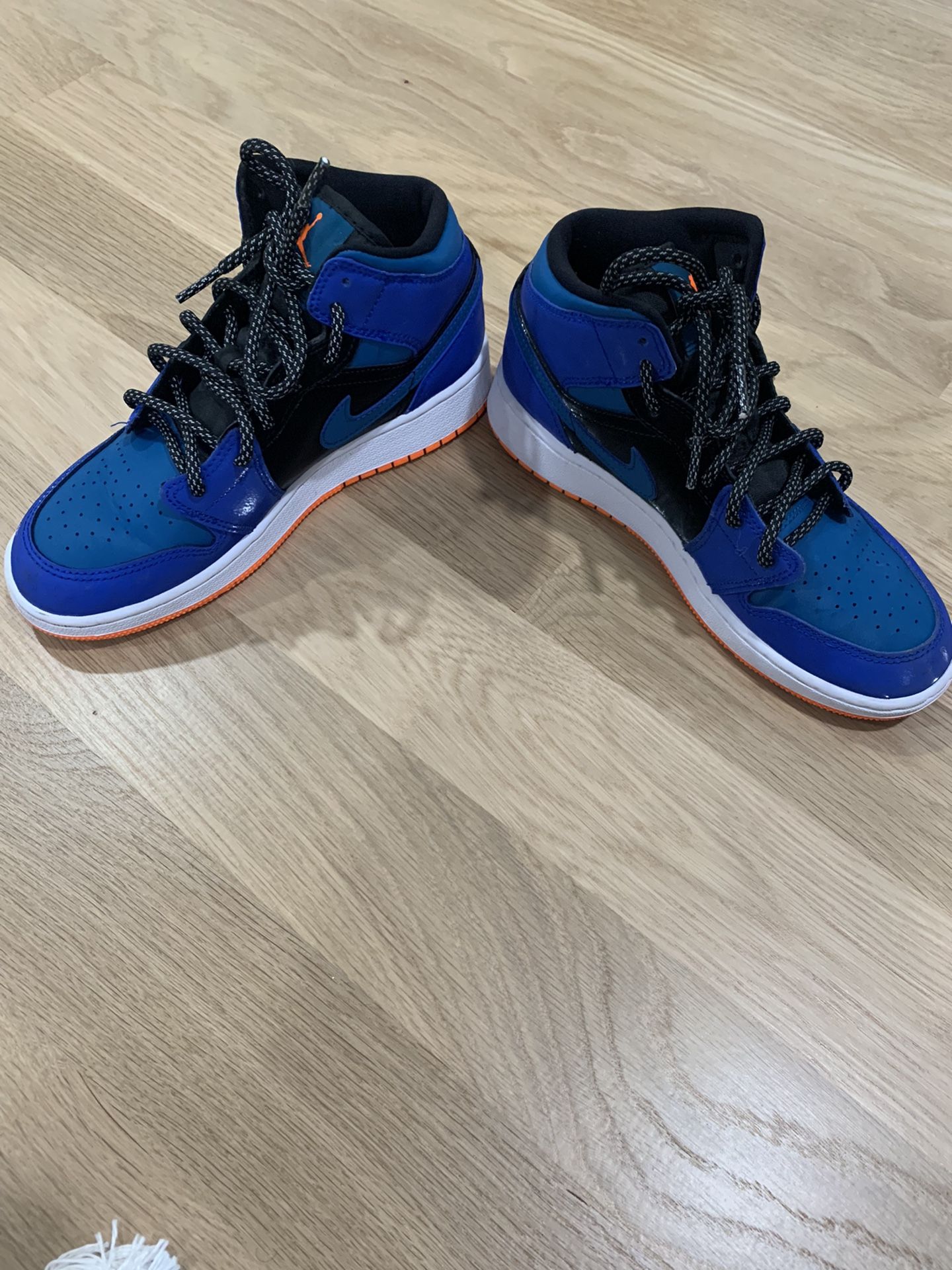 Jordan’s  Retro  Mid Size 5y 