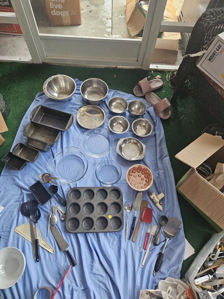 Bake Ware Lots Of It And Other Things Over 100,$ Value Cheap 