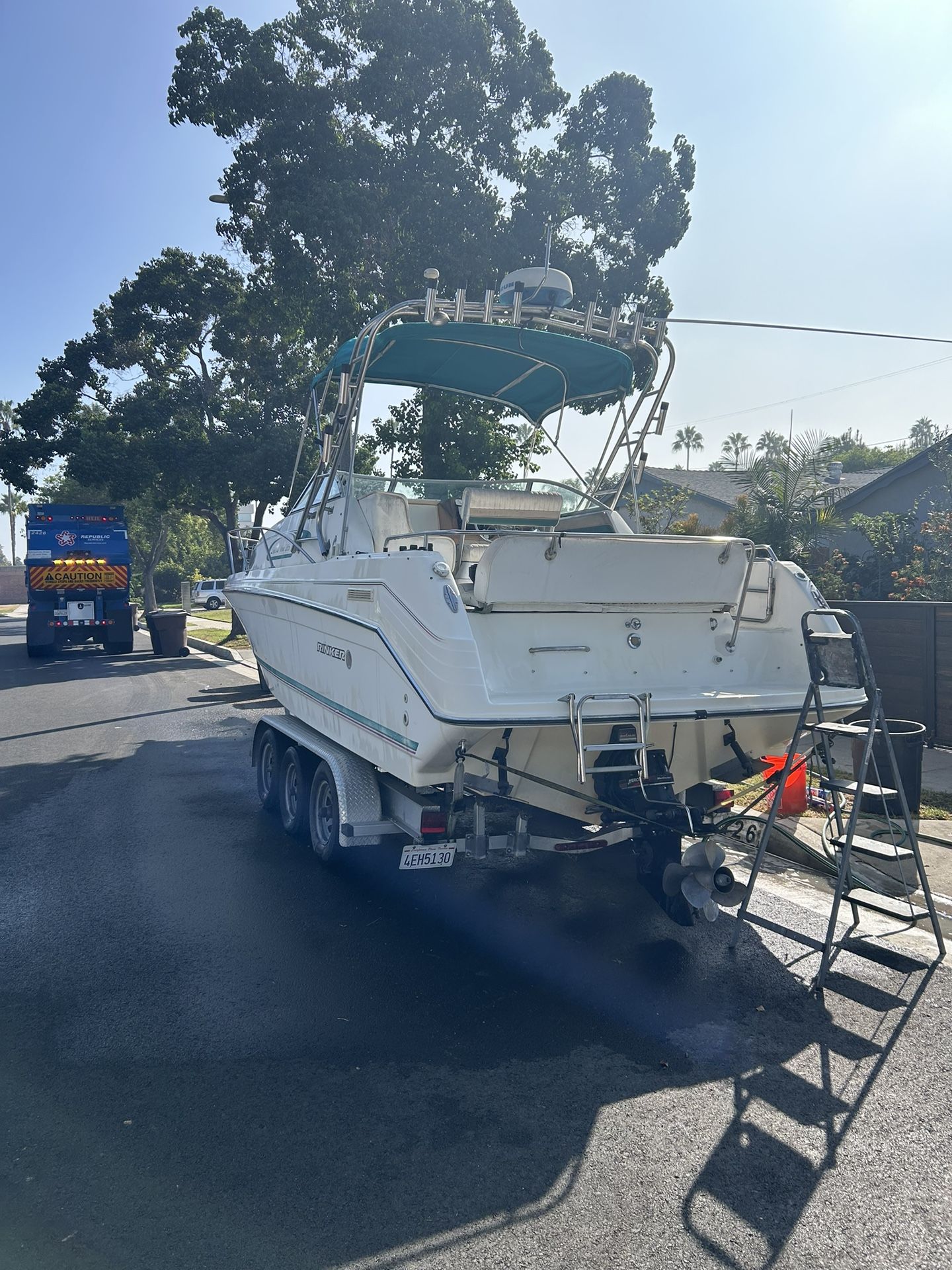 Boat Rinker 27 Foot And Aluminum Trailer !