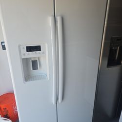 GE SIDE BY SIDE FRIDGE FREEZER
