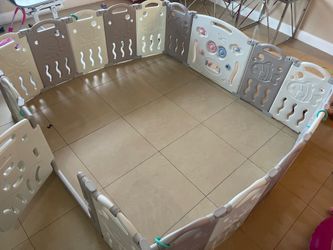 Playpen gate . Foldable in excellent conditions