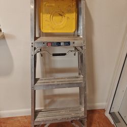 Werner 4 ft. Aluminum Step Ladder - 300 lb. Load Capacity Type IA