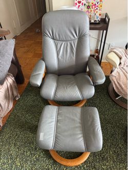 Ekornes stressless medium consul with ottoman in gray