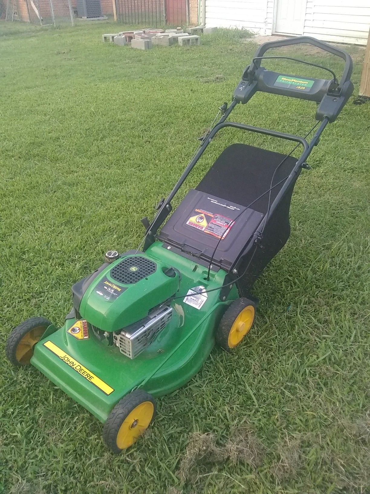 Maquina de cortar pasto johndeere