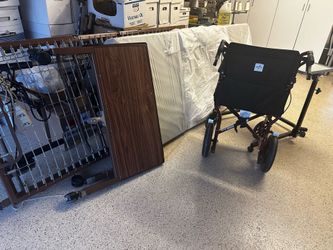 Gratis !! Cama eléctrica , mesita y silla movible, todo en buenas condiciones .