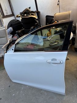 LEFT DRIVER SIDE FRONT DOOR 2017 TOYOTA CAMRY (WHITE ) WITH HINGES