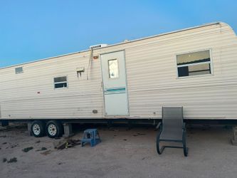 Vendo traila rv año 2000 latino en alton de 2 cuartos salita cosina 1 baño tiene hieelera estufa y minisplit y campana de cosina nueva $6500