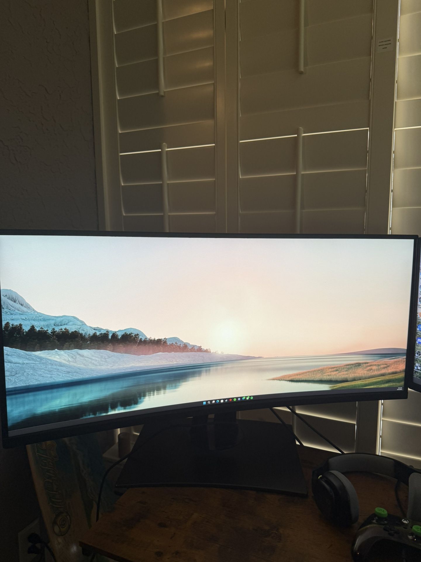 ViewSonic VP3481 34" UWQHD 100Hz Curved Monitor with USB Type C 100% sRGB HDR10 14-bit 3D LUT and Color Calibration for Video and Graphics