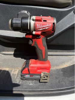 Milwaukee M18 Brushless, con batería M18 REDLITHIUM.