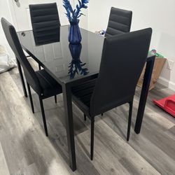 Like New Table W/ 4 Chairs