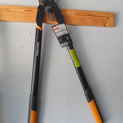 Brand New w Tag Fiskars Pair of Garden Shears 2" Cut Capacity