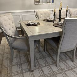 Haverty’s Full Dining Table Set