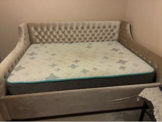 Daybed w/ full size  mattress