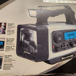 NEW PORTABLE  BW TV AM/FM RADIO FLASHLIGHT