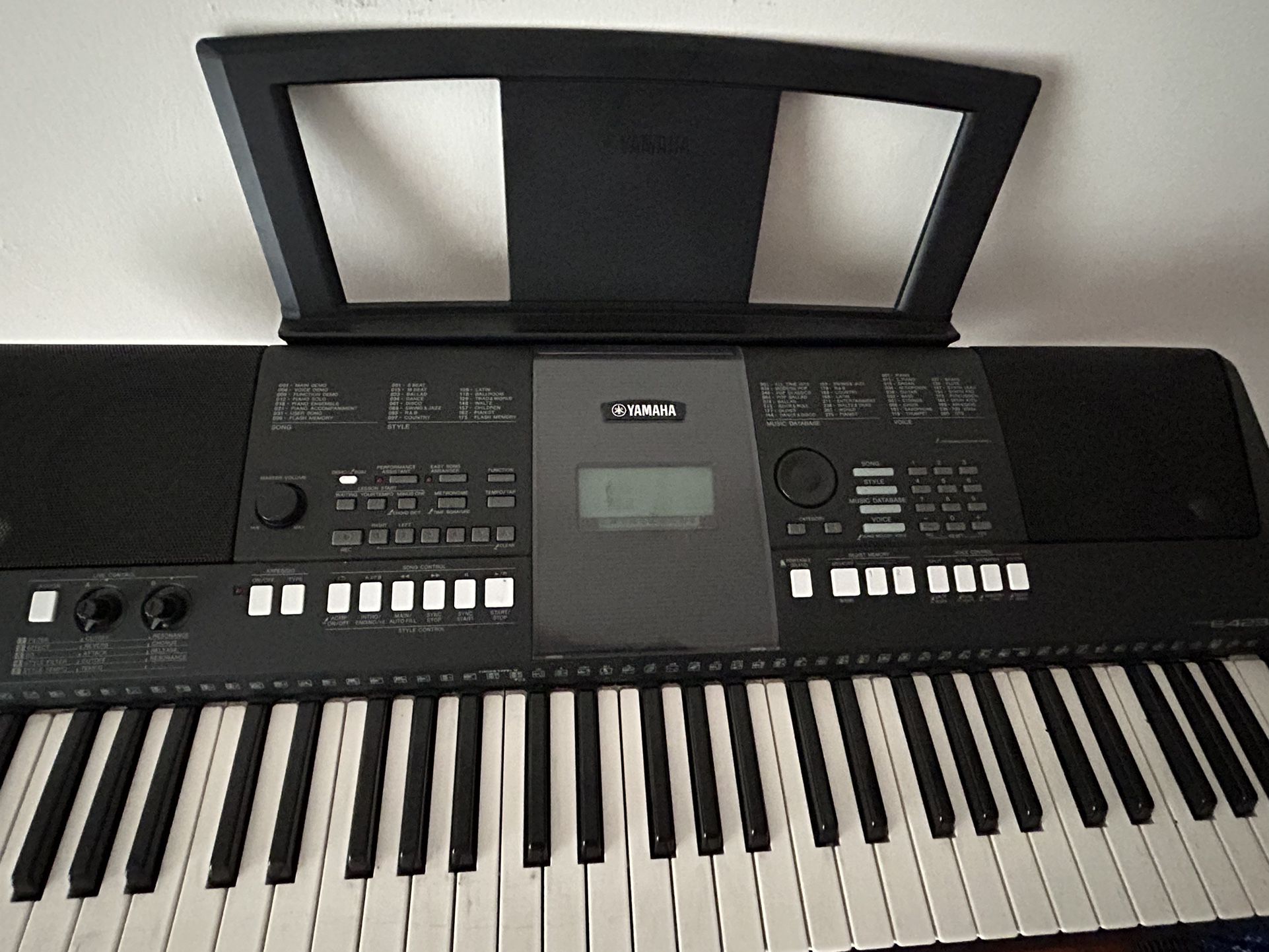 Yamaha PSRE423 61-Key Portable Keyboard, Piano