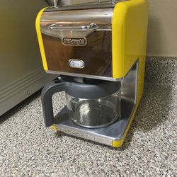 coffee maker De'Longhi kMix (model CM028), which features a modern design and metal finish.