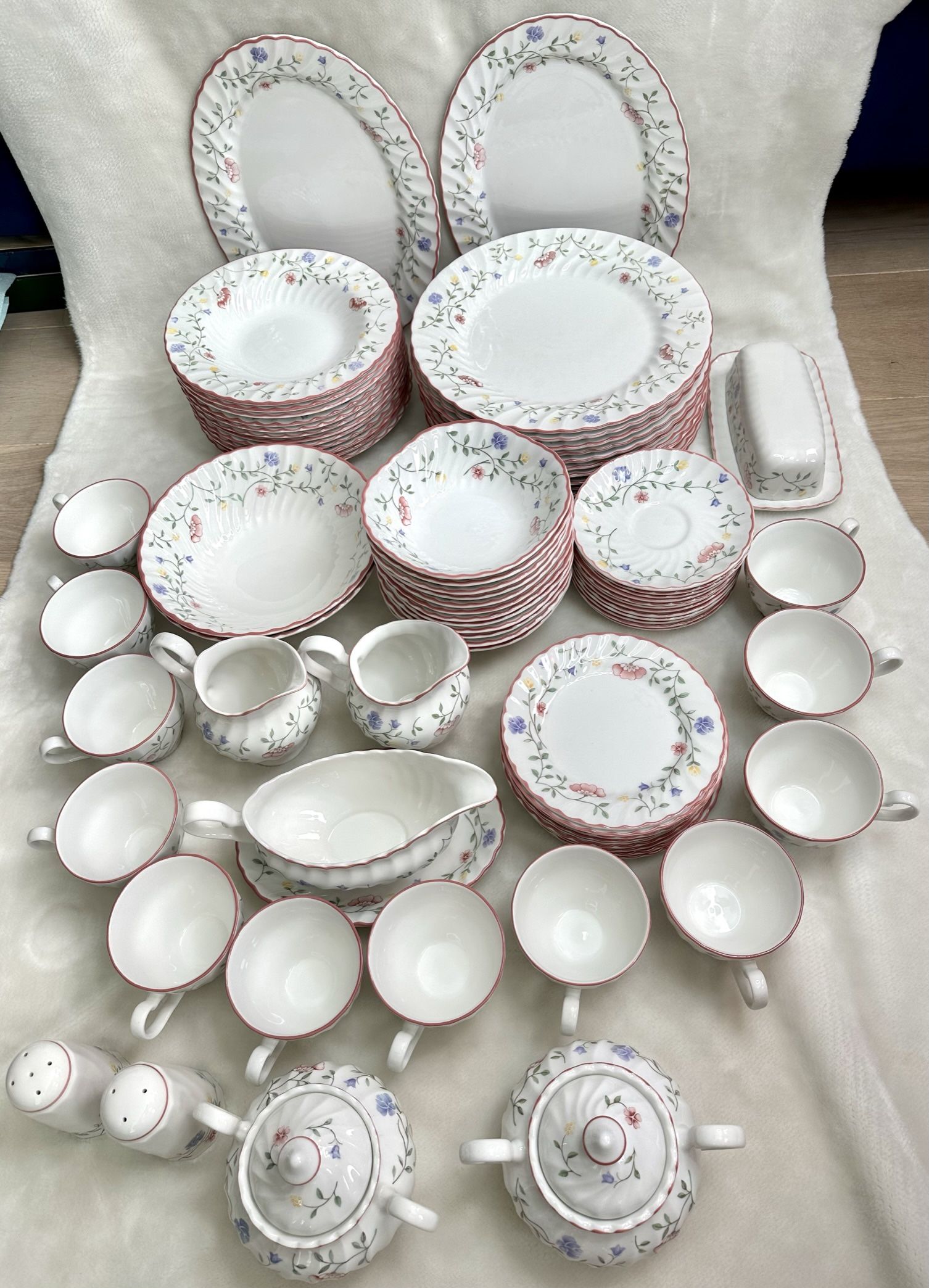 Vintage Johnson Brothers Summer Chintz 88 Pcs Floral 12 Settings Dining Set Pink Trimmed