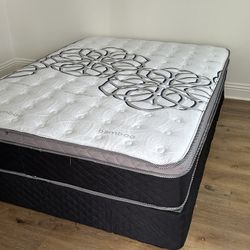 Queen Size Mattress Pillow Top 12” Thick.     Brand New Mattress.     Delivery Available.     Same Day Delivery 