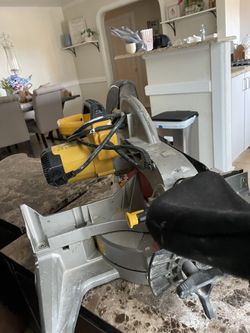 DEWALT compound Miter Saw