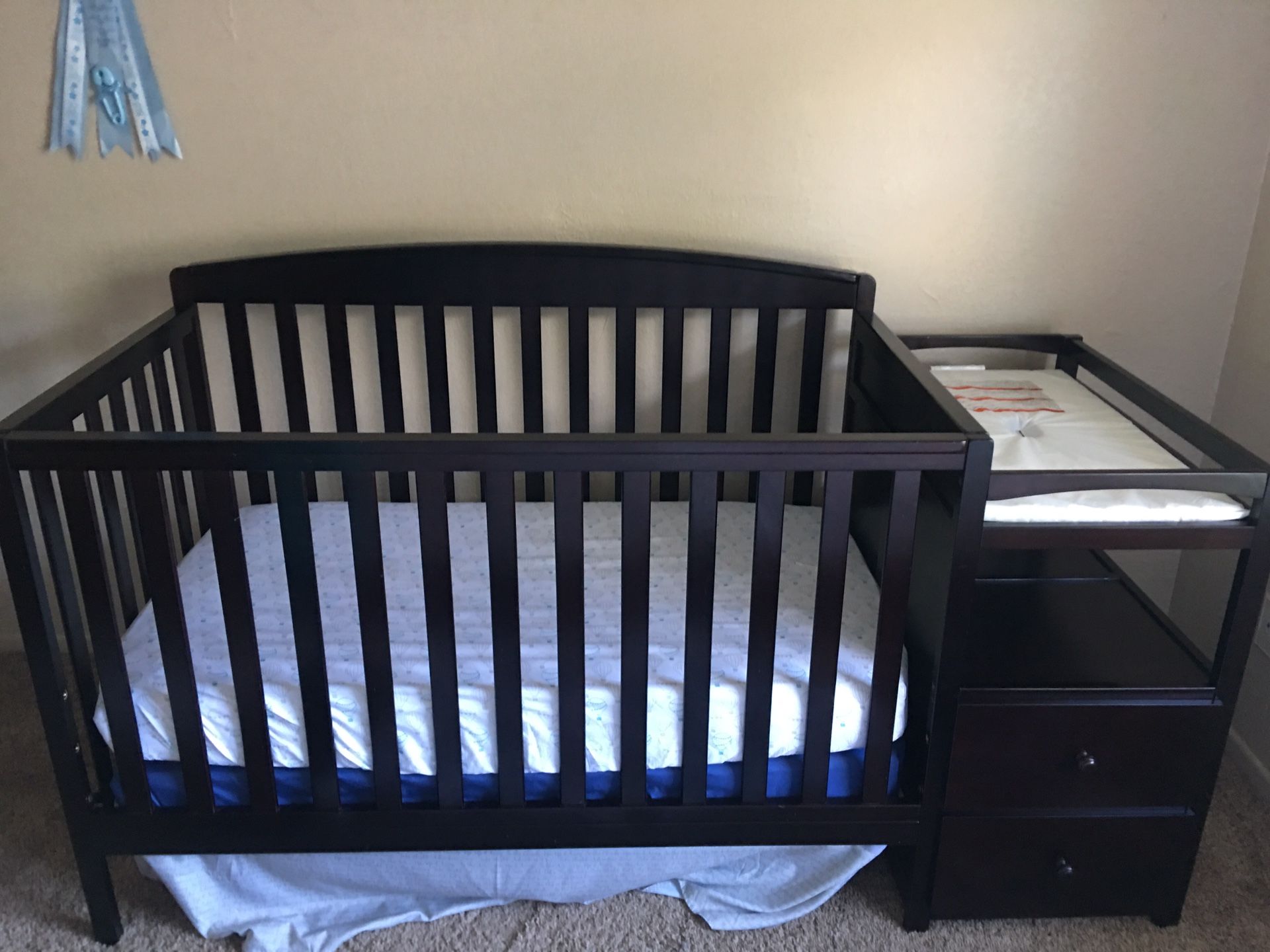 Baby crib W/ 2 Mattresses,changing table and drawers