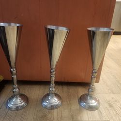3 Vases. $10 dolls..!!!!!