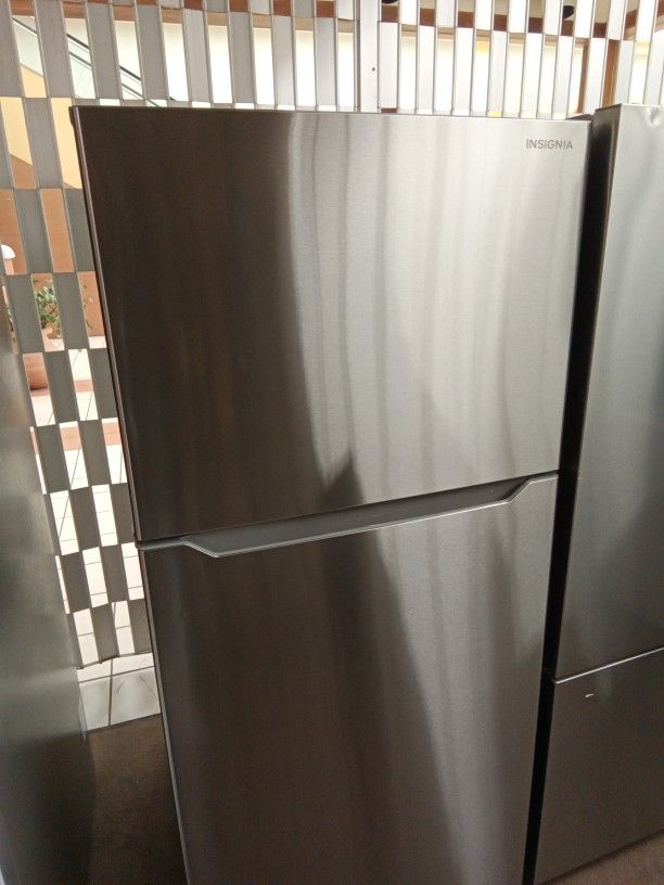 Open Box Insignia 18 Cu Ft Top-freezer Refrigerator