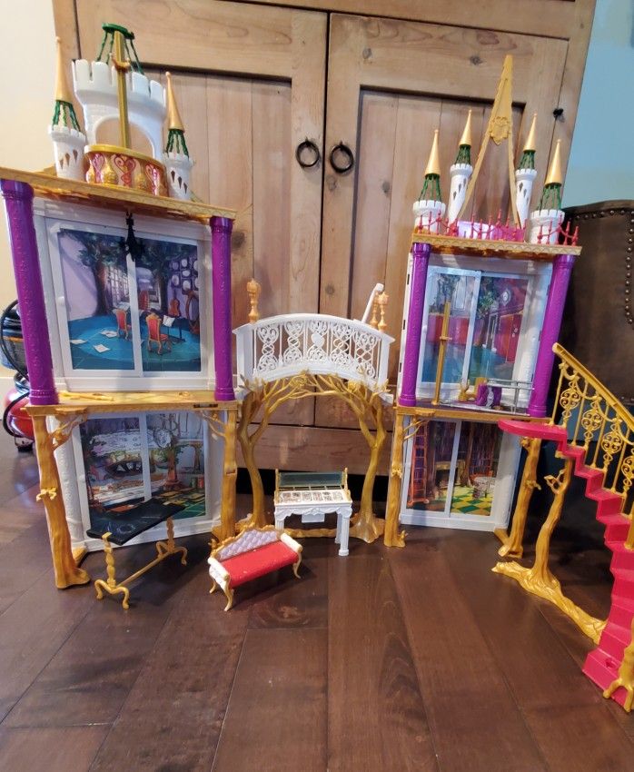 Ever After High 2-in-1 Castle Doll Playset