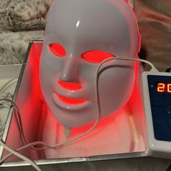 LED face mask therapy 