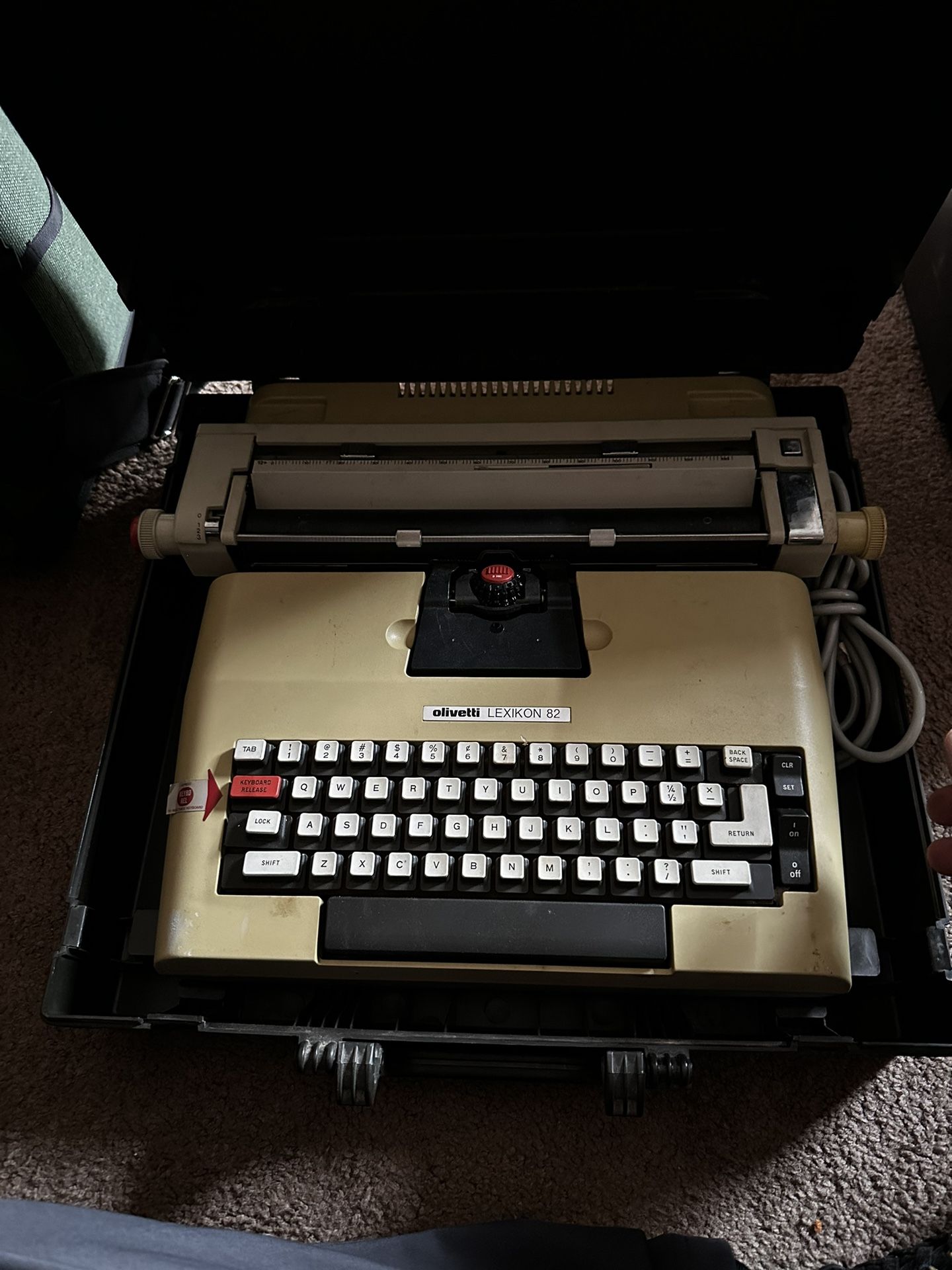 Olivetti Lexikon 82 Typewritter