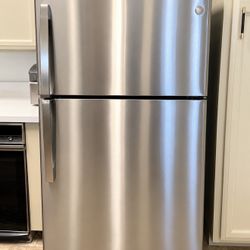 Whirlpool Stainless Steel Top-Freezer Refrigerator 