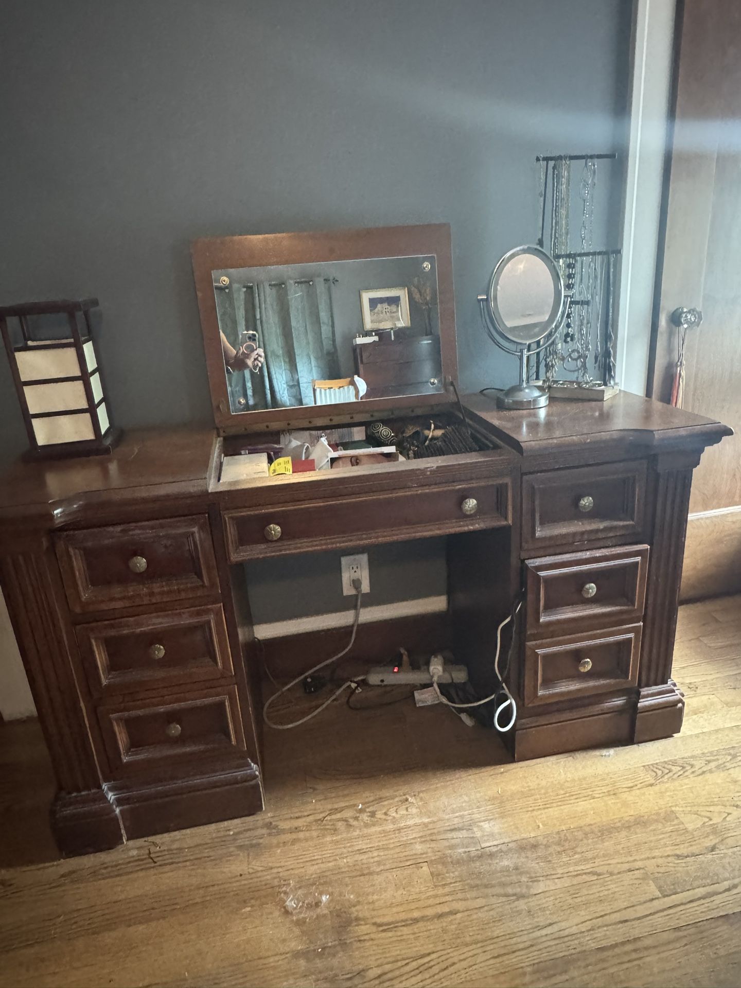 BR Vanity Desk W/ Mirror