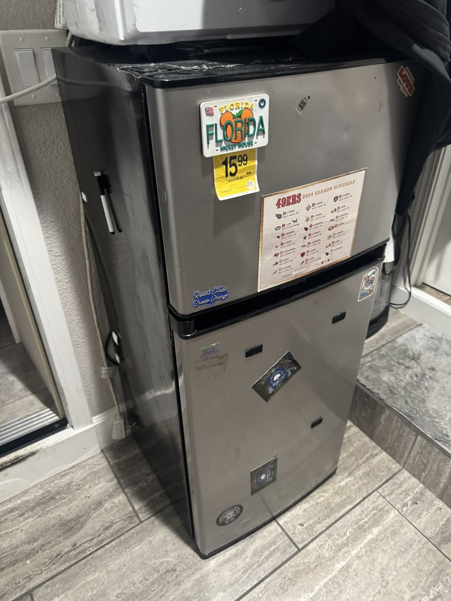 Mini Fridge w freezer